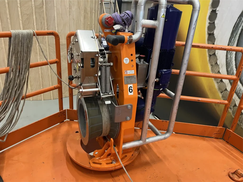 Offshore intrekwinchsysteem in oranje